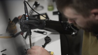 З біонічною рукою збирає дрони для побратимів: історія захисника з Вінниччини З біонічною рукою збирає дрони для побратимів: історія захисника з Вінниччини