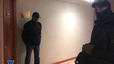 СБУ затримала чиновника Мінінфраструктури на передачі таємних документів СБУ затримала чиновника Мінінфраструктури на передачі таємних документів