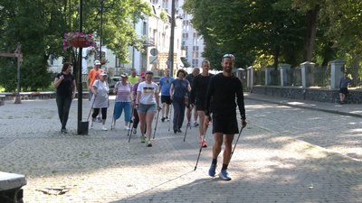 Скандинавська хода: у Рівному організовують спортивні прогулянки