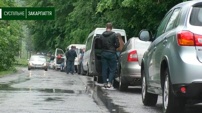Рух транспорту частково обмежили біля села Кам'яниця на Ужгородщині через обрізку дерев