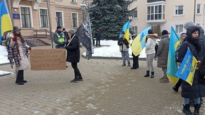 Учасники автопропобігу "ЗСУ в першу чергу" під стінами Тернопільської міської ради Учасники автопропобігу "ЗСУ в першу чергу" під стінами Тернопільської міської ради