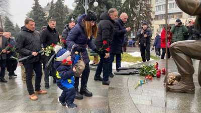 Квітами та молитвою: у Черкасах вшанували пам'ять полеглих "кіборгів" Квітами та молитвою: у Черкасах вшанували пам'ять полеглих "кіборгів"