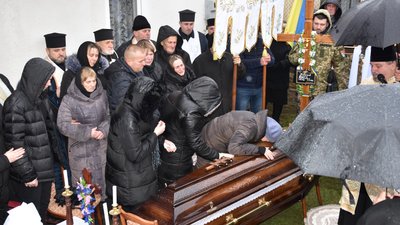 На Тернопільщині попрощалися із трьома військовослужбовцями На Тернопільщині попрощалися із трьома військовослужбовцями