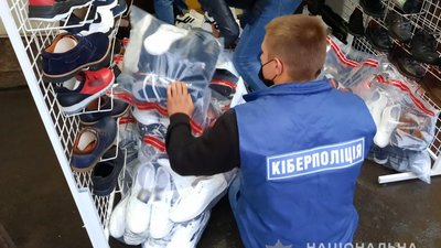 На Хмельниччині викрили продавця підробок брендового спортивного одягу