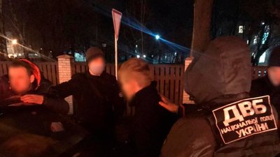 У Ніжині затримали двох поліцейських за підозрою у збуті марихуани та амфетаміну