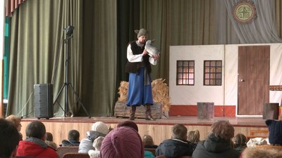 Щоб забули про війну: черкаські театрали показали виставу для евакуйованих дітей