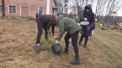 Садили дерева усім селом, ще й приєдналися жителі сусідніх сіл та з Хмельницького. Садили дерева усім селом, ще й приєдналися жителі сусідніх сіл та з Хмельницького.