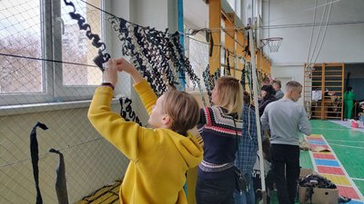 Волонтерський фронт у школі Дніпра: плетуть сітки, допомагають шпиталю, збирають "гуманітарку"