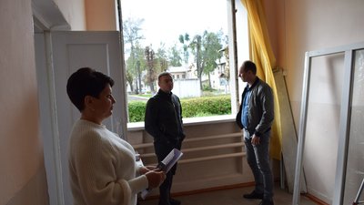 Встановлюють вікна в соціальних об'єктах. Встановлюють вікна в соціальних об'єктах.