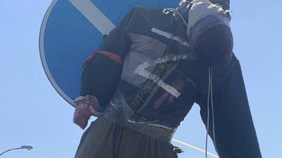 Інсталяція від херсонських партизанів — у місті на мосту з'явилось опудало військового РФ Інсталяція від херсонських партизанів — у місті на мосту з'явилось опудало військового РФ