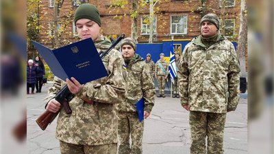 Ейден Еслін складає присягу, 2018 рік Ейден Еслін складає присягу, 2018 рік