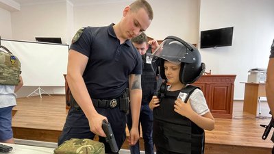 Одягали мантію та роздивлялися зброю: у Черкасах дітей водили в суд