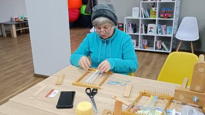 Браслети-обереги для воїнів: у громаді Житомирщини бібліотекарі освоюють давнє ремесло Браслети-обереги для воїнів: у громаді Житомирщини бібліотекарі освоюють давнє ремесло
