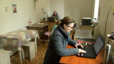 "Нічого не бахкає, і ми раді": сестри з Києва живуть та працюють в санаторії на Волині "Нічого не бахкає, і ми раді": сестри з Києва живуть та працюють в санаторії на Волині