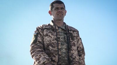 У Вінниці сімʼї загиблого бійця вручили орден "За мужність" У Вінниці сімʼї загиблого бійця вручили орден "За мужність"
