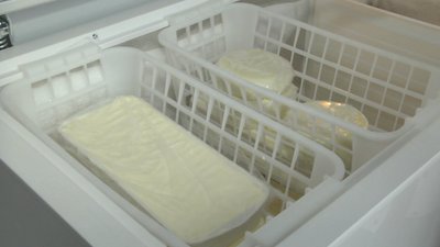 Варити сир почала на кухні: на Донеччині переселенка відкрила власну сироварню Варити сир почала на кухні: на Донеччині переселенка відкрила власну сироварню