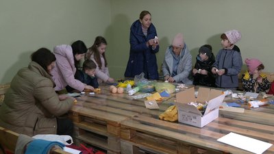 У Рівному в МБК діти роблять янголів з побажаннями для українських захисників