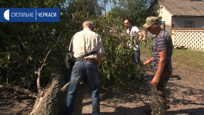 Пошкоджені будинки та городина: на Черкащині ліквідовують наслідки негоди