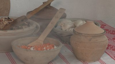 Олів'є та кутя: у Рівному за склом демонструють традиційне і радянське свята Олів'є та кутя: у Рівному за склом демонструють традиційне і радянське свята