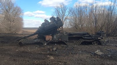 Під Прилуками розбили групу російських окупантів. Під Прилуками розбили групу російських окупантів.