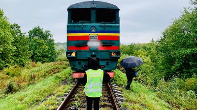 На Івано-Франківщині на 85-річну жінку наїхав потяг. Пенсіонерка загинула