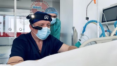 Львівські медики прооперували важкопораненого чоловіка за допомогою пристрою з доповненою реальністю