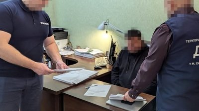 екскерівник, затримання