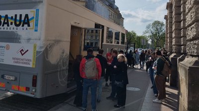 Черги перед мобільним пунктом здачі крові у Львові Черги перед мобільним пунктом здачі крові у Львові