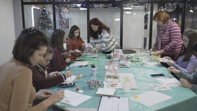 У Вінниці провели майстер-клас із виготовлення новорічних листівок У Вінниці провели майстер-клас із виготовлення новорічних листівок