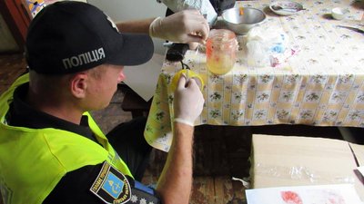 Вбив дружину сокирою — на Сумщині поліцейські викрили чоловіка у вбивстві жінки Вбив дружину сокирою — на Сумщині поліцейські викрили чоловіка у вбивстві жінки