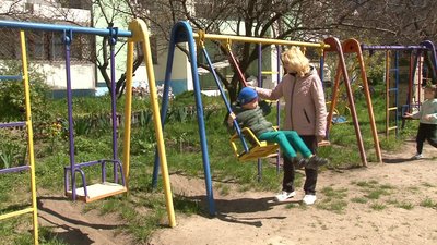 Мешканці будинку поряд на майданчик йти побоюються