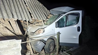 Смертельна ДТП на Чернігівщині: мікроавтобус врізався в сарай, водій загинув на місці