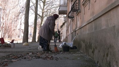 "Стінки повалились, люстри летіли. Балкон розтрощений взагалі". Херсонці розповіли про чергові атаки армії РФ "Стінки повалились, люстри летіли. Балкон розтрощений взагалі". Херсонці розповіли про чергові атаки армії РФ