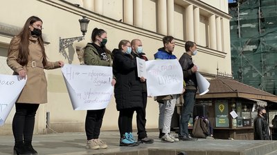 Проти політичних переслідувань виступили люди в Ужгороді Проти політичних переслідувань виступили люди в Ужгороді