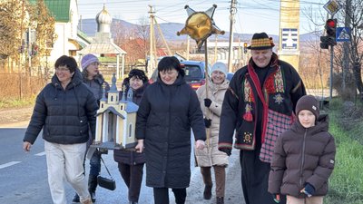 Колядувати з 80-річною вертеп-церковцею в Ужгороді ходили віряни