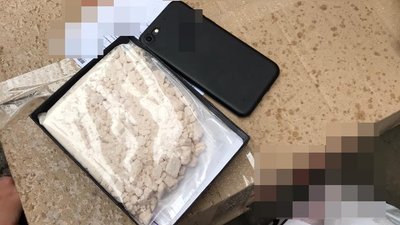 Зберігала та продавала: у лучанки під час обшуків знайшли кілограм наркотиків