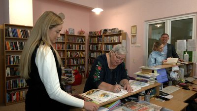 Українською – в Європу, російською – на макулатуру: у рівненській бібліотеці збирають книги Українською – в Європу, російською – на макулатуру: у рівненській бібліотеці збирають книги