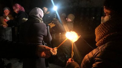З Вифлеємським вогнем та різдвяними віночками. У Києві вшанували пам'ять Героїв Небесної Сотні З Вифлеємським вогнем та різдвяними віночками. У Києві вшанували пам'ять Героїв Небесної Сотні