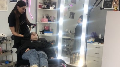 Об'єднані спільною мрією: в Ужгороді вимушені переселенки з Донеччини відкрили салон краси Об'єднані спільною мрією: в Ужгороді вимушені переселенки з Донеччини відкрили салон краси