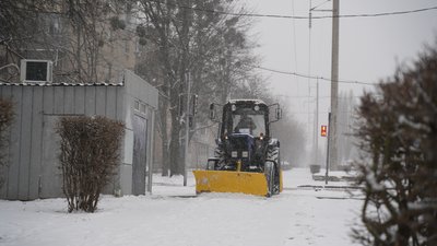 У Харкові розчищають дорогу під час снігопаду 11 січня 2026 року
