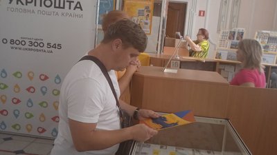 У Сумському відділенні "Укрпошти" погасили нову марку із зображенням трактора і танка У Сумському відділенні "Укрпошти" погасили нову марку із зображенням трактора і танка