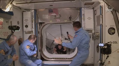 Екіпаж корабля SpaceX перейшов на МКС Екіпаж корабля SpaceX перейшов на МКС