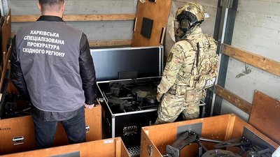Дрони, які знайшли під час обшуків у командира батареї