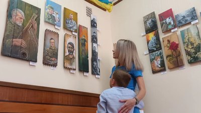 Наталія Коваль з сином Устимом Хомецьким розглядають картину Наталія Коваль з сином Устимом Хомецьким розглядають картину