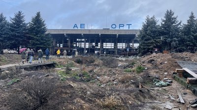 На Херсонщині правоохоронці задокументували злочини військових РФ в аеропорту поблизу Чорнобаївки На Херсонщині правоохоронці задокументували злочини військових РФ в аеропорту поблизу Чорнобаївки