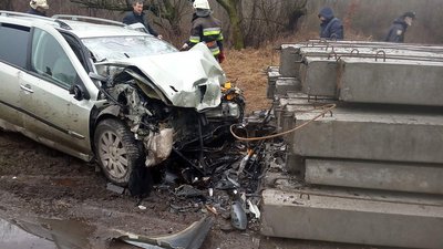Машина зіткнулася з бетонними опорами: внаслідок ДТП на Закарпатті загинув чоловік
