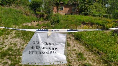 Карстове провалля, яке виникло 6 тижнів тому на Львівщині – збільшилося на метр Карстове провалля, яке виникло 6 тижнів тому на Львівщині – збільшилося на метр