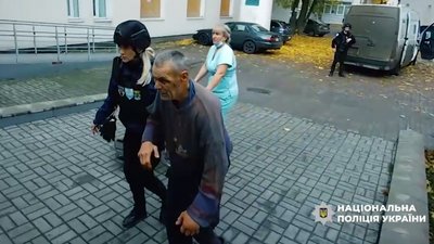 Евакуація чоловіка з травмованою рукою з прикордоння Сумщини.