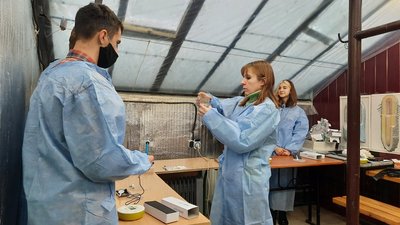 Уроки у теплиці. На Донеччині школярі вирощують овочі у власноруч спроєктованій теплиці