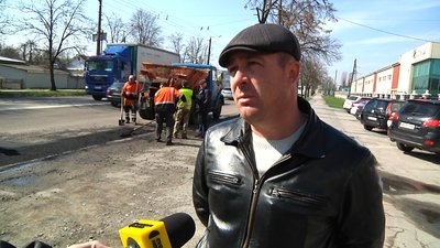 У Житомирі розпочали латати ями на дорогах. Як це відбувається У Житомирі розпочали латати ями на дорогах. Як це відбувається